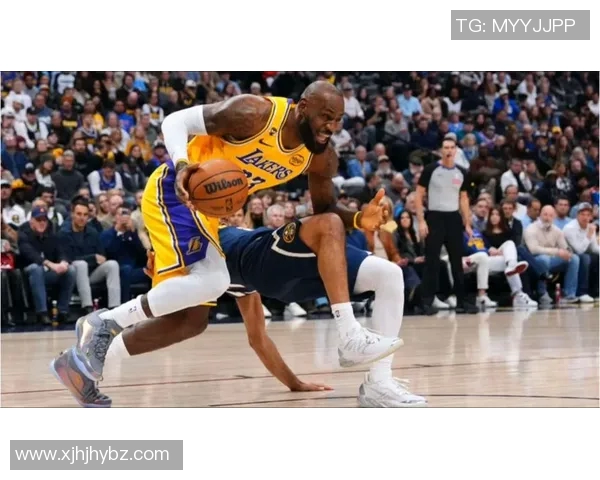 湖人对掘金的激烈对决展现出季后赛的紧张氛围与精彩瞬间